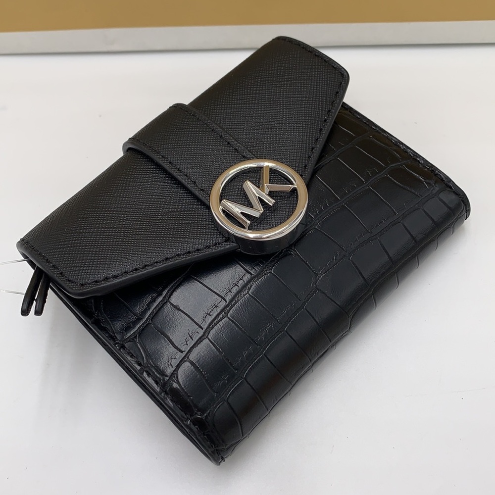 MICHAEL KORS
Carmen Medium Faux Leather Wallet
BLACK COLOR - Picture 12 of 12